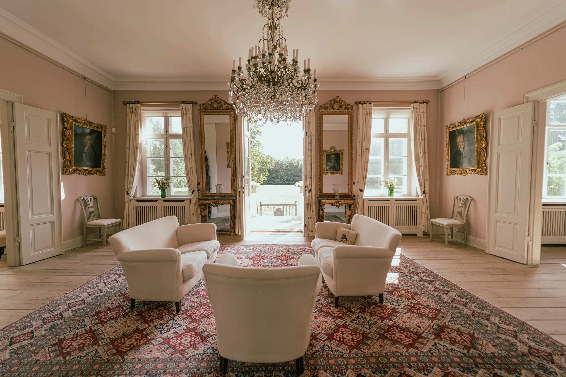 Agerup Gods stor salon med lysekrone