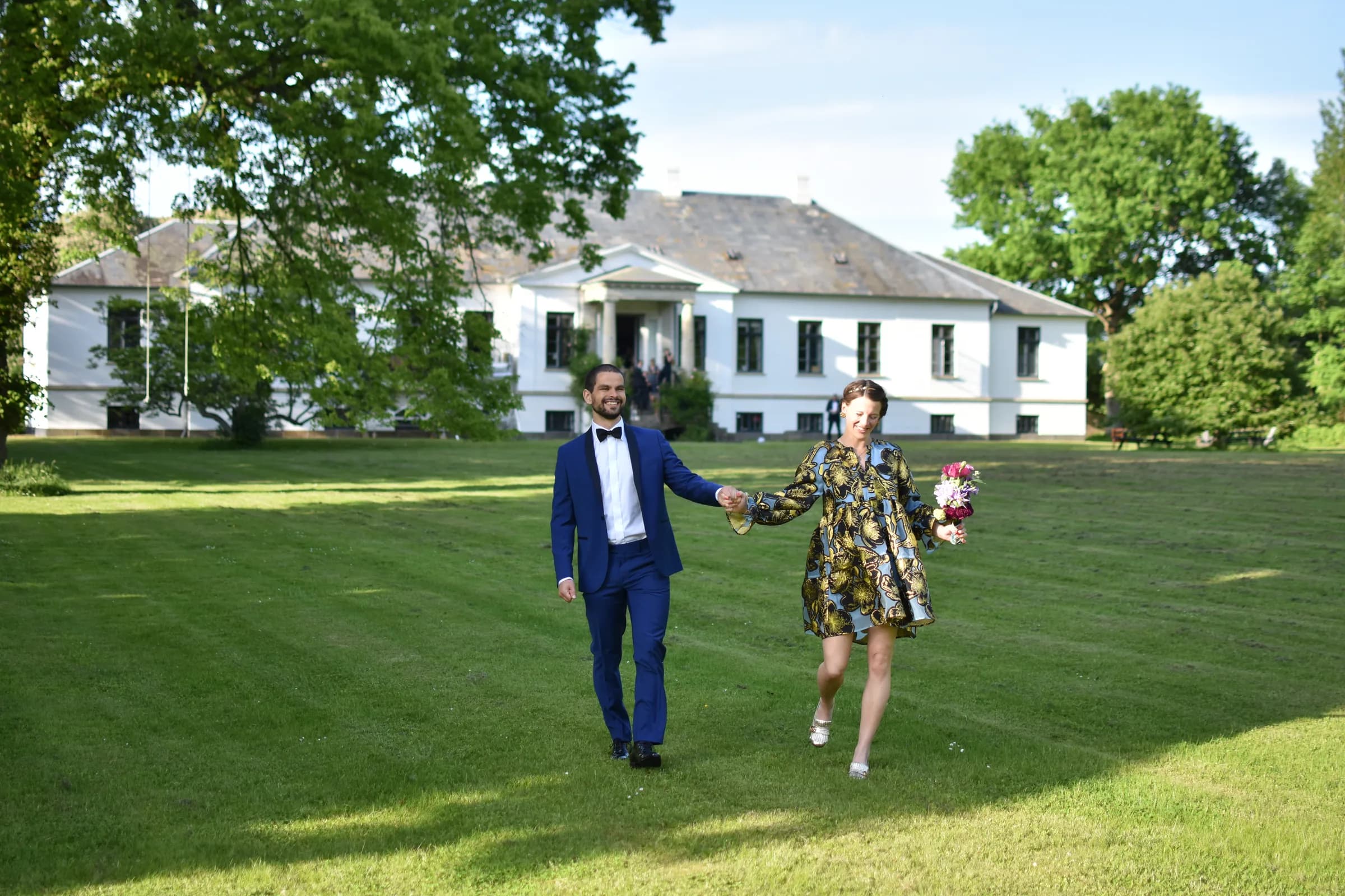 Hochzeitspaar auf dem Rasen von Gut Agerup Herrenhaus